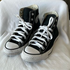 Converse high top chuck taylor all star. W size 7.5. M size 5.5. Gently worn.